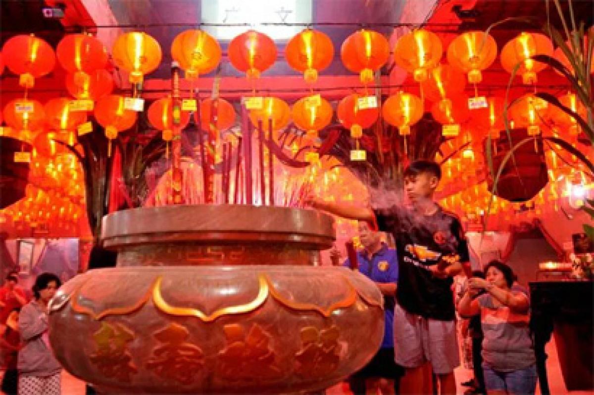 Chinese ring in Year of The monkey with prayers, fairs